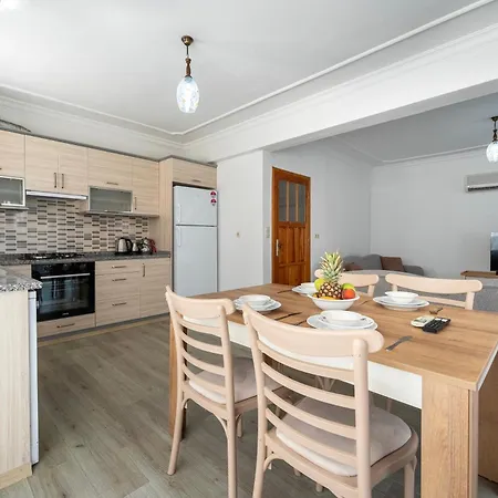 2 Bedroom Close To Center 아파트 페티예