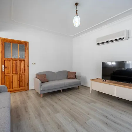 2 Bedroom Close To Center Apartment *