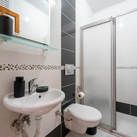 2 Bedroom Close To Center